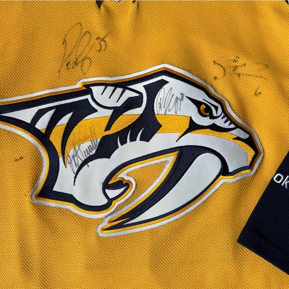 REEBOK / NASHVILLE PREDATORS / NHL GOLD RARE MIKE FISHER #12 SIGNED JERSEY - Picture 6 of 13